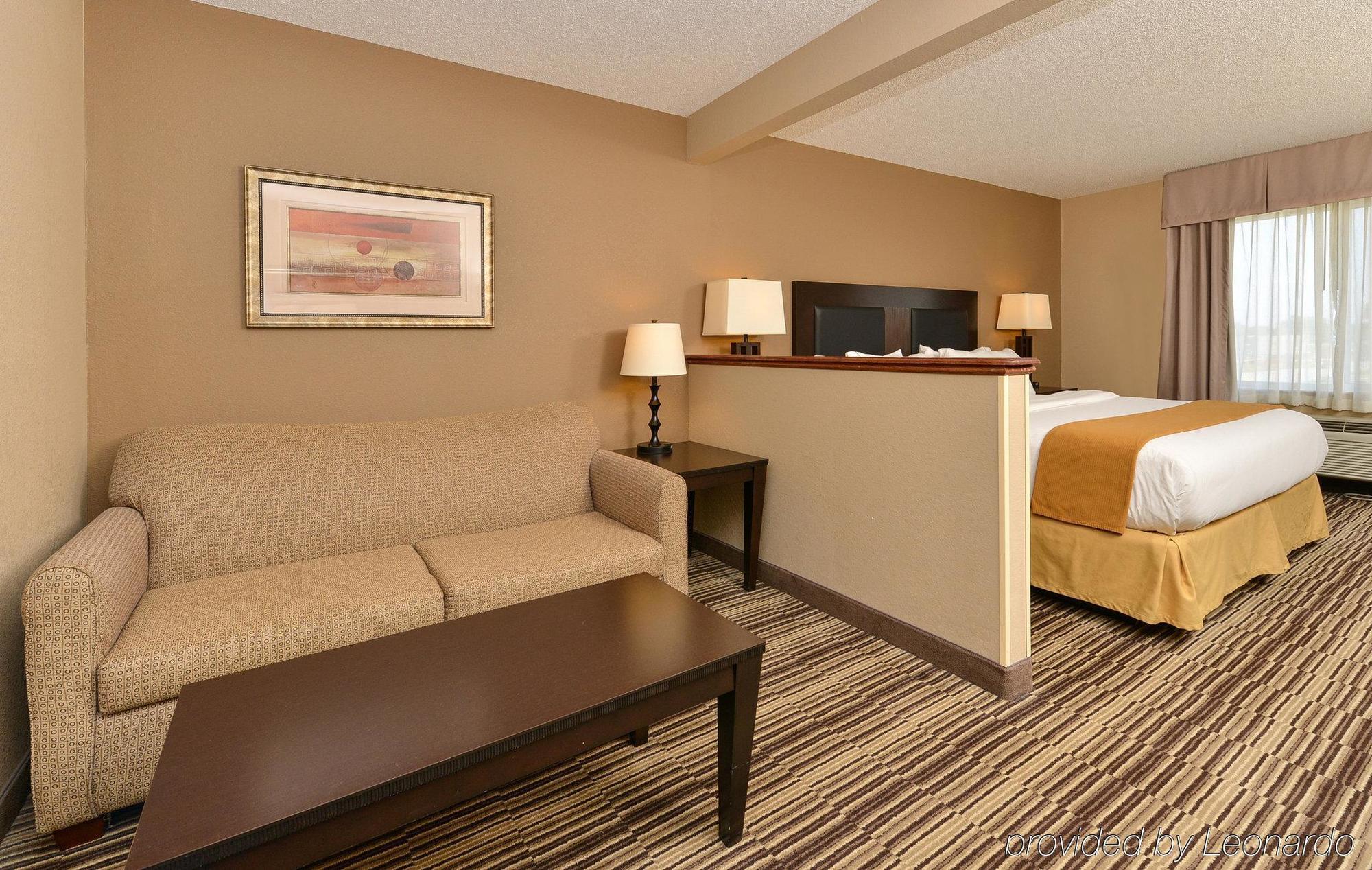 Holiday Inn Express Hotel & Suites Burlington By Ihg מראה חיצוני תמונה
