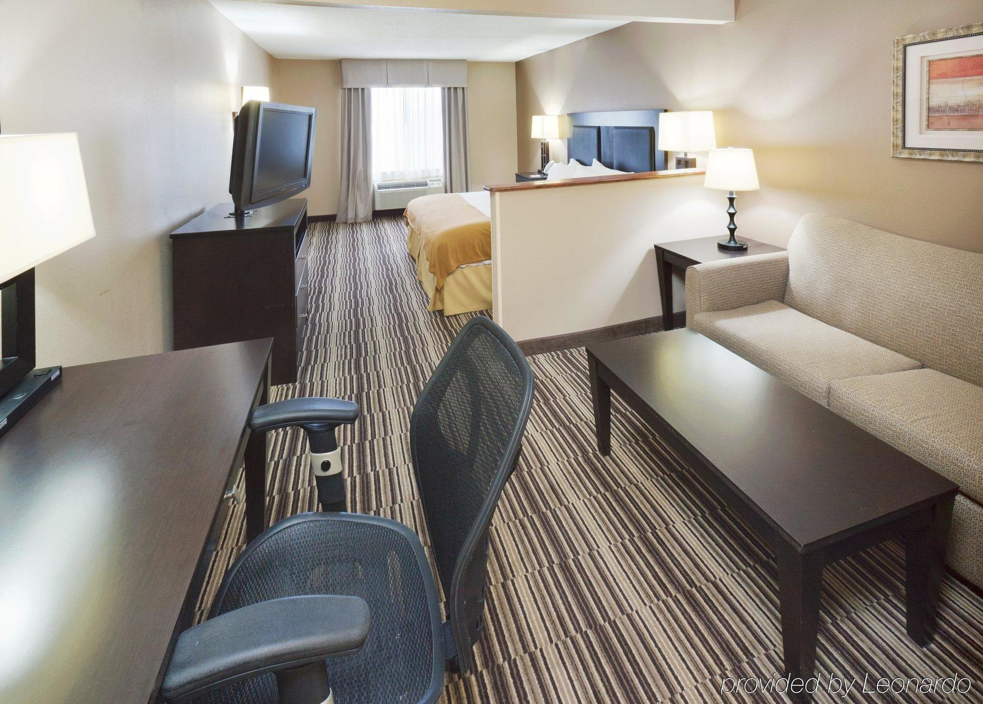 Holiday Inn Express Hotel & Suites Burlington By Ihg חדר תמונה